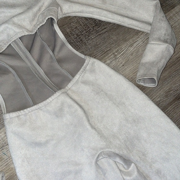 So real light grey suede jumpsuit cut out long sleeves size medium NWT - Picture 5 of 15